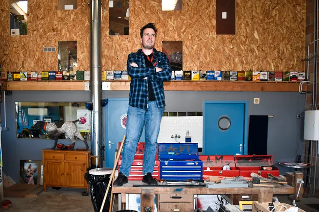 Alix Montheil, dans le hangar de la scierie qui appartenait à sa famille. © Guillaume Bellavoine
